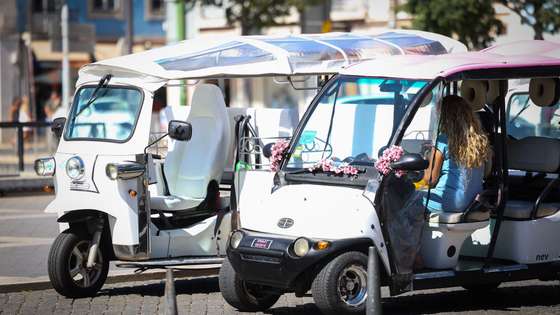 Tuk-tuks estacionados na Praça da Figueira, em Lisboa, 06 de agosto de 2024. Baixa. Turismo. Tuk-tuk. ANTÓNIO PEDRO SANTOS/LUSA