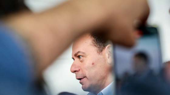 O presidente do PSD, Luís Montenegro, fala a comunicação social após a chegada à Feira do Folar em Valpaços, 12 de abril de 2025.  MIGUEL PEREIRA DA SILVA/LUSA