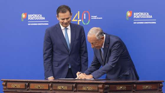Portuguese President, Marcelo Rebelo de Sousa (R), flanked by Portuguse Prime Minister, Luis Montenegro, signs the Lisbon Declaration during the ceremony commemorating the 40th anniversary of the signing of the Treaty of Accession of Portugal to the European Communities, at the Jerónimos Monastery in Lisbon, June 12, 2025.  JOSE SENA GOULAO/LUSA
