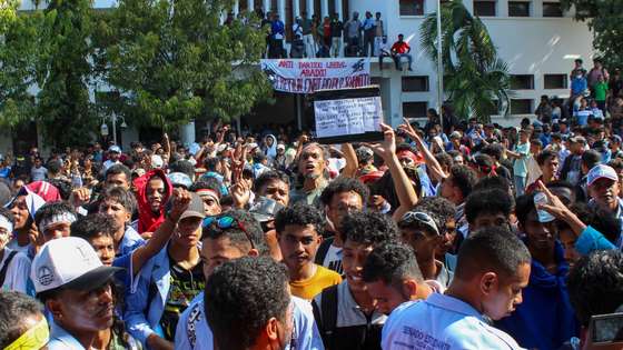 Estudantes universitários manifestam-se frente à Universidade Nacional de Timor-Leste (UNTL), em Díli, Timor-Leste, 16 de setembro de 2025. Os estudantes de quatro universidades de Timor-Leste iniciaram segunda-feira um protesto contra as regalias dos deputados, que acabou por ser disperso com gás lacrimogéneo pela polícia, depois de os manifestantes atirarem pedras e outros objetos contra o Parlamento Nacional, onde decorria a abertura da terceira sessão da sexta legislatura. ANTÓNIO AMARAL/LUSA