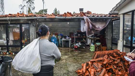 Populares junto a habitações destruídas pelo vento causado pela depressão Kristin, em Pedrógão Grande, 30 de janeiro de 2026. A passagem da depressão Kristin pelo território português deixou um rasto de destruição, causou cinco mortos e vários desalojados. PAULO NOVAIS/LUSA