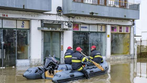 O Rio Sado voltou a galgar as margens e inundou a Av. dos Aviadores, em Alcácer do Sal, 03 de fevereiro de 2026. A passagem da depressão Kristin pelo território português deixou um rasto de destruição, causou cinco mortos e vários desalojados. RUI MINDERICO/LUSA