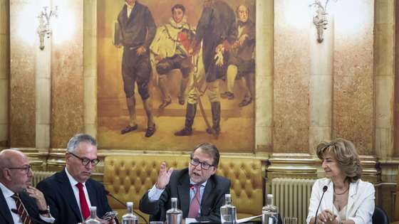 O ministro da Administração Interna, Luis Neves (2D), durante a sua audição na Comissão de Assuntos Constitucionais, Direitos, Liberdades e Garantias, na Assembleia da República, em Lisboa, 17 de junho de 2026. JOSÉ SENA GOULÃO/LUSA