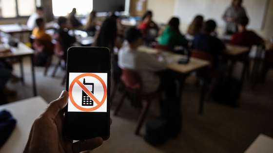 Alunos numa sala de aula da escola EB 23 Lourosa que proíbe os telemóveis, a propósito de uma petição que está a correr para que isso seja a regra em todas as escolas, Santa Maria da Feira, 23 de maio de 2023. (ACOMPANHA TEXTO DE 27 DE MAIO DE 2023) JOSÉ COELHO/LUSA