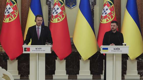 Portuguese Prime Minister Luis Montenegro (L) and ukranian President Volodymyr Zelensky (R) during their joint press conference after their meeting in Kiev, Ukraine, 20 december 2025. MANUEL DE ALMEIDA/LUSA