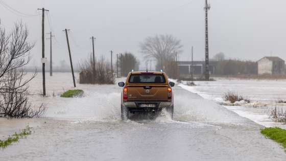 Um automóvel circula na estrada de acesso a Valada, Santarém. 04 de fevereiro de 2026. Todos os distritos de Portugal continental estão hoje e quinta-feira sob aviso amarelo devido à previsão de chuva por vezes forte, passando a aguaceiros, devido à passagem da depressão Leonardo, segundo o IPMA. JOSÉ SENA GOULÃO/LUSA