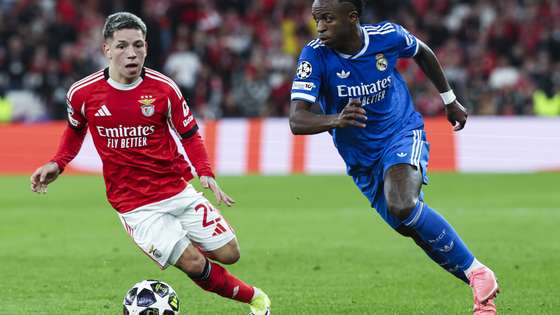 epa12752007 Benfica's Gianluca Prestianni (L) vies for the ball with Real Madrid's Vinicius Junior during the UEFA Champions League soccer match between Benfica and Real Madrid, in Lisbon, Portugal, 17 February 2026.  EPA/JOSE SENA GOULAO
