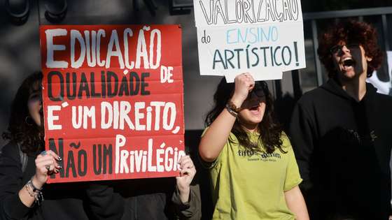 Manifestação de estudantes da Escola Artística Soares dos Reis no âmbito das comemorações do Dia Nacional do Estudante, para exigir melhores condições, a valorização da avaliação contínua, voz aos estudantes e autonomia para as associações, Porto, 24 de março de 2026. ESTELA SILVA/LUSA