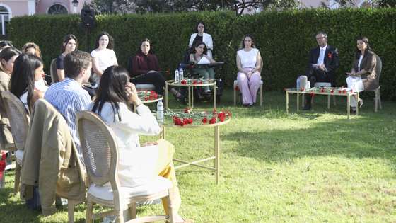 O Presidente da República, António José Seguro (2-D), participa num encontro sob o tema "Liberdade, Democracia e Futuro: Conversa do Presidente da República" com 25 jovens no jardim do Palácio de Belém, que foi aberto ao público no âmbito, das comemorações do 52º aniversário da Revolução de Abril de 1974, em Lisboa 25 de abril de 2026. ANTÓNIO COTRIM/LUSA