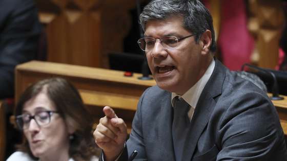 O líder parlamentar do do Partido Socialista (PS), Eurico Brilhante Dias, intervém na sessão plenária no dia da discussão na generalidade do Pacote Laboral, na Assembleia da República, em Lisboa, 18 de junho de 2026. MANUEL DE ALMEIDA/LUSA
