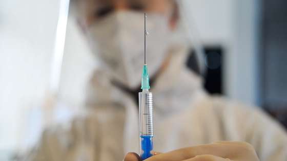 Uma técnica de enfermagem da Unidade de Saúde Familiar de Tornada prepara uma dose da vacina da Pfizer/BioNTech para a covid-19 a 21 para ser administrada a utentes e quatro dos oito profissionais do lar Vista da Aldeia, nos Cabreiros, freguesia de Salir de Matos, que superaram um surto que durou entre os dias 12 de dezembro 2020 a 4 de janeiro 2021. Caldas da Rainha, 29 de janeiro de 2021. CARLOS BARROSO/LUSA