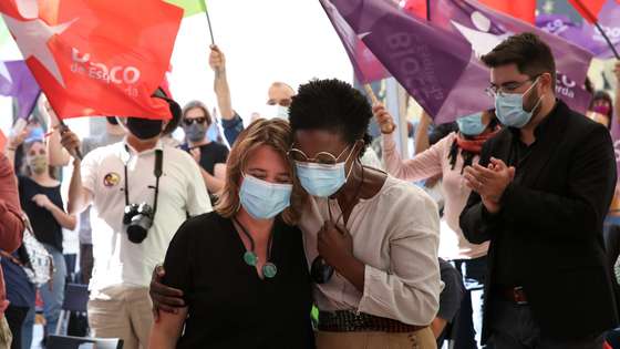 A coordenadora do Bloco de Esquerda (BE), Catarina Martins (E), acompanhada pela candidata do BE à Câmara Mumicipal de Lisboa, Beatriz Gomes (D), durante o comício com candidatos autárquicos, no Largo São Carlos, em Lisboa, 18 setembro 2021. No próximo dia 26 de setembro mais de 9,3 milhões eleitores podem votar nas eleições Autárquicas, para eleger os seus representantes locais. MANUEL DE ALMEIDA/LUSA