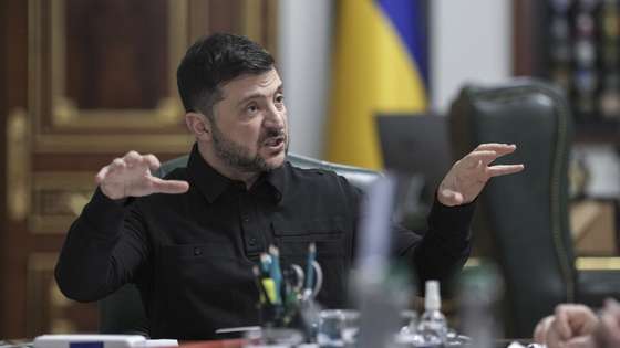 epa12501061 Ukrainian President Volodymyr Zelensky, together with Government members, speaks to the media during his briefing for journalists in Kyiv, Ukraine, 03 November 2025. Zelensky discussed the situation on the frontlines and in Ukraine following Russia's attacks on energy facilities.  EPA/STRINGER