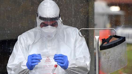 epa08823677 A Health worker wearing overalls and a protective mask performs swab tests at the &#039;Santa Maria della Pieta&#039; of the ASL Roma 1 health facilities in Rome, Italy, 16 November 2020. Italy fights with the second wave of pandemic of the SARS-CoV-2 coronavirus which causes the Covid-19 disease.  EPA/ETTORE FERRARI