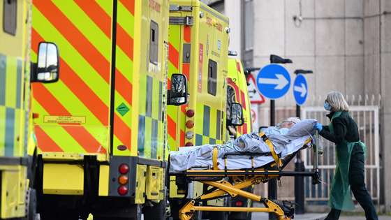 epa08924918 A patient is brought into the Royal London Hospital, in London, Britain, 07 January 2021. Britain&#039;s National Health Service (NHS) is coming under severe pressure as COVID-19 hospital admissions continue to rise across the United Kingdom. Some 1,000 people are dying each day from the disease.  EPA/ANDY RAIN