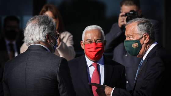 O Presidente da República, Marcelo Rebelo de Sousa (D), conversa com o primeiro-ministro, António Costa (C), durante a XIII Sessão de apresentação sobre a “Situação Epidemiológica da COVID-19 em Portugal” no Infarmed, em Lisboa, 03 dezembro de 2020. ANDRÉ KOSTERS/LUSA
