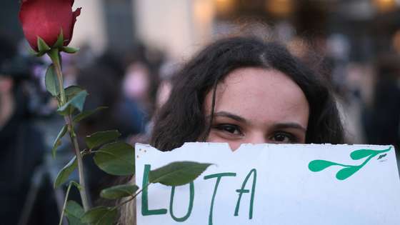 Marcha “Por mim, Por ti, Por todas, pelas nossas Companheiras” organizada pela Plataforma Rede 8 de Março e apresentação do Manifesto Feminista 2022 que reúne os contributos das várias organizações que têm tido um papel fundamental na luta contra todas as formas de violências machistas e na promoção da igualdade de género no trabalho, nas escolas e universidades e no acesso à saúde, Porto, 8 de março de 2022. Esta data foi proposta em 1910 por Clara Zetkin, uma feminista alemã, durante a II Conferência Internacional de Mulheres Socialistas. Em 1975, as Nações Unidas promoveram o Ano Internacional da Mulher e em 1977 a data é proclamada como Dia Internacional da Mulher. FERNANDO VELUDO/LUSA