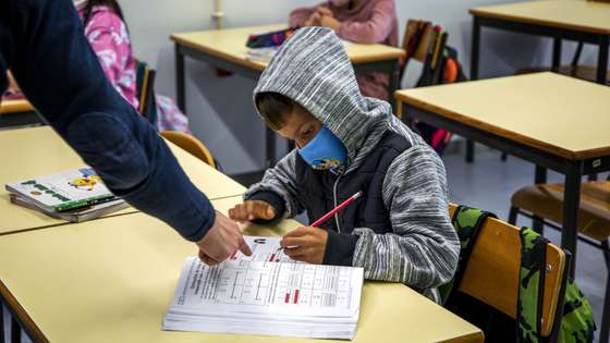 Alunos de Rabo de Peixe, que se mantém em cerca sanitária, devido à covid-19, participam no Programa Especial de Acompanhamento Educativo no Centro de Artes e Ofícios, ilha de São Miguel, Açores, 11 de março de 2021. A secretária regional da Educação dos Açores anunciou hoje que o programa educativo de apoio criado para Rabo de Peixe vai abranger as restantes escolas da Ribeira Grande, que foi elevado a concelho de alto risco. (ACOMPANHA TEXTO). EDUARDO COSTA/LUSA