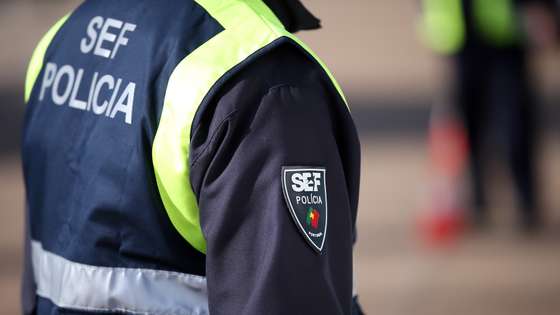 Um agente do Serviço de Estrangeiros e Fronteiras (SEF), durante uma ação de fiscalização aleatória na fronteira do Caia, controlando as entradas no país de automobilistas vindos de Espanha. Devido ao Covid-19, entraram em vigor novas medidas restritivas nas fronteiras terrestres, determinadas pelo Governo no âmbito das medidas de combate à pandemia. Elvas, 01 de dezembro de 2021. NUNO VEIGA/LUSA