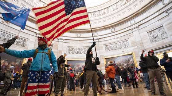 Apoiantes de Donald Trump na invasão ao Capitólio. EPA/JIM LO SCALZO