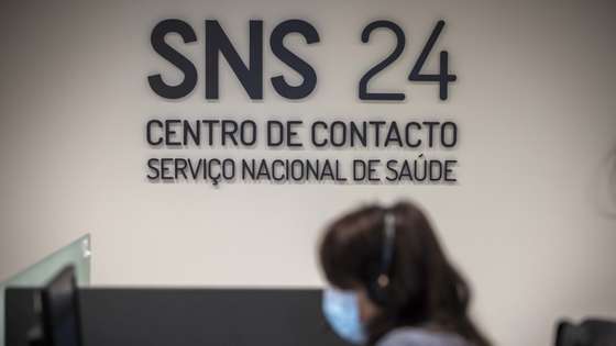Reportagem no centro de atendimento da Linha SNS 24 em Lisboa, 18 de dezembro de 2020. A covid-19 marca um antes e depois na vida da linha SNS24 e dos seus profissionais de saúde, que além da luta para vencer a pandemia tentam também superar o cansaço de nove meses de chamadas sem tréguas. Em 2020, o centro de contacto do SNS foi obrigado a reinventar-se e já superou os 3,67 milhões de chamadas, mais do dobro em relação ao ano passado. (ACOMPANHA TEXTO DE 25/12/2020) JOSÉ SENA GOULÃO/LUSA