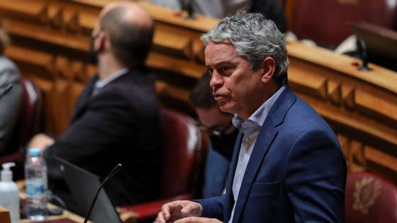 O deputado dos Verdes, José Luís Ferreira iintervém no debate com a presença do primeiro-ministro sobre política geral, esta tarde na Assembleia da República, em Lisboa, 19 de janeiro de 2021. Portugal contabilizou hoje 218 mortes, um novo máximo de óbitos em 24 horas, relacionados com a covid-19, e 10.455 novos casos de infeção pelo novo coronavírus, segundo a Direção-Geral da Saúde (DGS). MIGUEL A. LOPES/LUSA