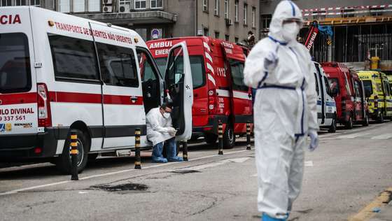 CONJUNTO DE 30 FOTOGRAFIAS SOBRE UM ANO DE ESTADO DE EMERGÊNCIA: 27-30:  Foto datada de 28/01/2021: Dezenas de ambulâncias com pacientes aguardam no exterior do Hospital de Santa Maria em Lisboa para deixar os doentes na urgência hospitalar, Lisboa, 28 de janeiro de 2021. O Centro Hospitalar Universitário Lisboa Norte dá conta de que este serviço de urgência do Hospital de Santa Maria “tem registado picos de afluência”, que “quase metade dos utentes são transportados de ambulância. MÁRIO CRUZ/LUSA