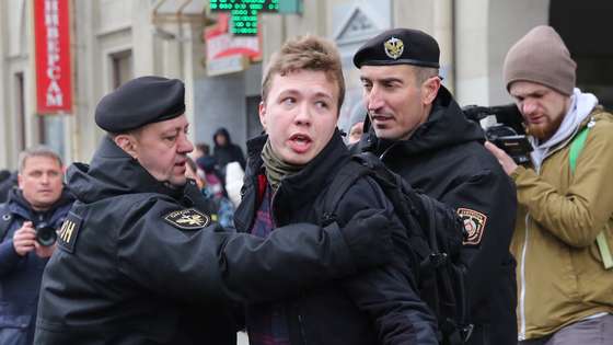 epa09223072 (FILE) Police officers detain a journalist Roman Protasevich attempting to cover a rally in Minsk, Belarus, 26 March 2017 (reissued 23 May 2021). A Ryanair flight from Athens, Greece to Vilnius, Lithuania, with Belarus' opposition journalist Roman Protasevich onboard, has been diverted and forced to land in Minsk on 23 May 2021, after alleged bomb threat. Protasevich was detained by Belarusian Police after landing, as Belarusian Human Rights Center 'Viasna' reports and Lithuanian President Gitanas Nauseda demanded immediate release of Protasevich.  EPA/STRINGER *** Local Caption *** 53411871