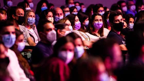 Espetadores assistem a um espetáculo de comédia em que todos os espetadores tiveram que realizar um teste para a Covid-19 e que teve como objetivo obter os estudos clínicos pelas autoridades de saúde que permitam o aumento das lotações de salas de espetáculos e a viabilidade de grandes eventos, como os festivais ou festas da cidade, no Campo Pequeno, em Lisboa, 09 de maio de 2021. JOSÉ SENA GOULÃO/LUSA