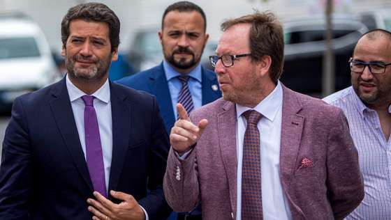 O presidente do Chega, André Ventura (E), ladeado pelo deputado José Pacheco (2-D), à chegada para prestar declarações à comunicação social na sequência das notícias divulgadas sobre as considerações do Ministério Público, em Ponta Delgada, ilha de  São Miguel, Açores, 08 de setembro de 2021. EDUARDO COSTA/LUSA