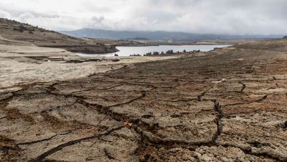 Solo rachado pela seca na barragem do Alto Rabagão, Montalegre, 04 de fevereiro de 2022. Em Montalegre não há memória de um nível tão baixo de água na barragem do Alto Rabagão, um sinal da seca que preocupa autarcas, população e de quem vive dos negócios impulsionados pela albufeira. JOSÉ COELHO/LUSA
