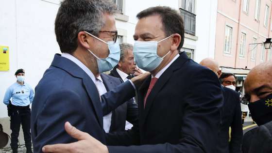 O presidente da câmara municipal de Lisboa, Carlos Moedas (E), cumprimenta Luis Montenegro, durante a visita à exposição "Zeca Mendonça - O Assessor de Todos os Líderes", no News Museum, em Sintra, 8 de abril de 2022.   MANUEL DE ALMEIDA/LUSA