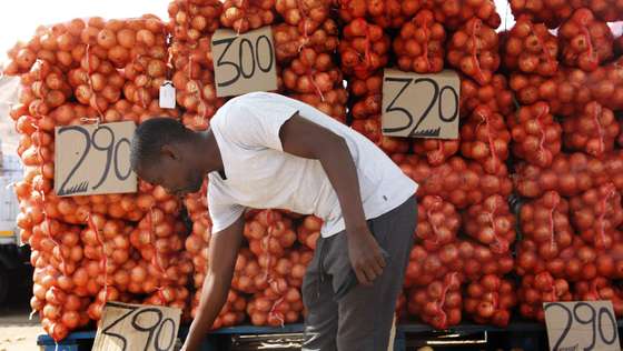 Lourenço Macuácua, vendedor de cebola e batata no mercado grossista do Zimpeto, em Maputo, Moçambique, 25 de abril de 2022. Famílias de Maputo já levam menos compras para casa e começam a mudar de hábitos alimentares, como deixar a comida do jantar para o pequeno-almoço do dia seguinte, sem pão, devido à subida de preços na capital. LUÍSA NHANTUMBO/LUSA