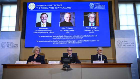 epa10222403 Hans Ellegren (C), the Secretary General of the Royal Swedish Academy of Sciences, with  Eva Olsson (L) and Thors Hans Hansson (R), members of the Nobel Committee for Physics, announce the winners of the 2022 Nobel Prize in Physics during a press conference at The Royal Swedish Academy of Sciences in Stockholm, Sweden, 04 October 2022. The laureates are (L-R, on screen behind) Alain Aspect from France, John F. Clauser of the U.S. and Anton Zeilinger from Austria.  EPA/Jonas Ekstromer SWEDEN OUT SWEDEN OUT