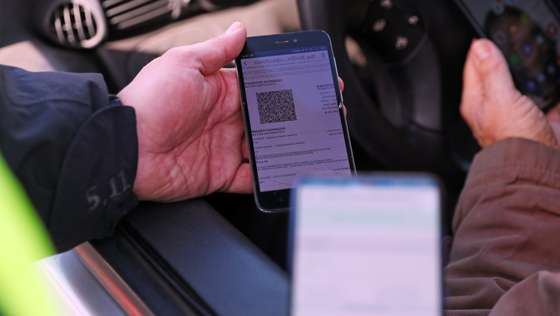Um agente do Serviço de Estrangeiros e Fronteiras (SEF), durante uma ação de fiscalização aleatória na fronteira do Caia, controlando as entradas no país de automobilistas vindos de Espanha. Devido ao covid-19, entraram em vigor novas medidas restritivas nas fronteiras terrestres, determinadas pelo Governo no âmbito das medidas de combate à pandemia. Elvas, 01 de dezembro de 2021. NUNO VEIGA/LUSA