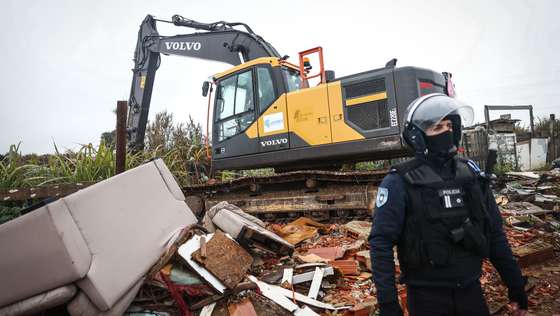 Uma máquina pesada procede à demolição de oito construções ilegais no bairro do Talude, no Catujal, em Loures, 06 de março de 2023. A Câmara Municipal de Loures avançou que as demolições de oito construções ilegais no bairro do Talude, no Catujal, vão realizar-se hoje e que as oito famílias têm os seus casos analisados pela Segurança Social para um abrigo de emergência. RODRIGO ANTUNES/LUSA