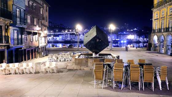 Ribeira do Porto, ontem à noite uma das zonas de grande concentração de bares e de restaurantes no Porto,  praticamente sem gente devido ao surto de coronavírus (Covid-19), no dia em que o Governo ordenou o encerramento dos bares às 21h00. O número de infeções da COVID-19 em Portugal aumentou para 169. Porto, 15 de março de 2020. FERNANDO VELUDO / LUSA.