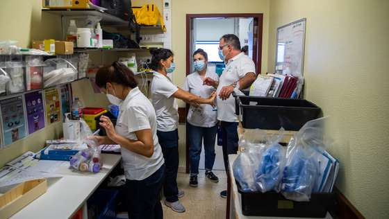 Médicos e enfermeiros da Unidade de Hospitalização Domiciliária do Hospital Garcia de Orta preparam malas com medicamentos para visitas a doentes, no Hospital Garcia de Orta, em Almada, 21 de julho de 2021. JOSÉ SENA GOULÃO/LUSA (ACOMPANHA TEXTO DE 24/07/2021)
