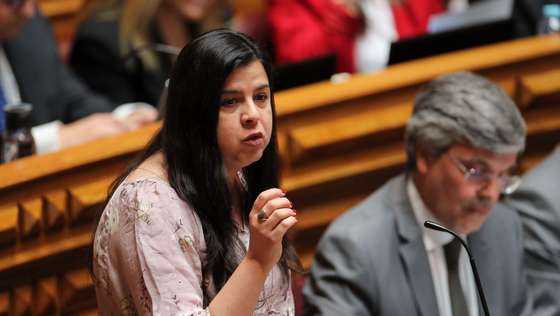 A deputada única do PAN Inês Sousa Real , durante a sessão plenária de debate na especialidade do Orçamento de Estado 2022, na  Assembleia da República, em Lisboa, 23 maio 2022.    MANUEL DE ALMEIDA / LUSA