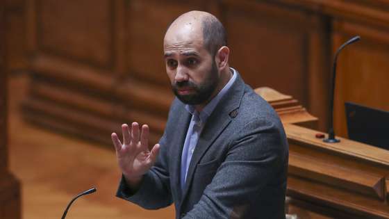 O líder parlamentar do Bloco de Esquerda (BE), Pedro Filipe Soares, intervém na sessão plenária para a discussão e votação na generalidade da proposta do Governo e dos projetos do PSD, Chega e PCP sobre acesso a metadados para fins de investigação criminal, na Assembleia da República, em Lisboa, 03 de junho de 2021. ANTÓNIO COTRIM/LUSA
