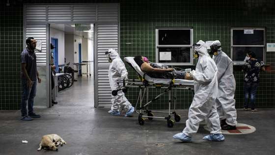 epaselect epa08422653 Workers of the Brazilian Emergency Medical Care Service (SAMU) transport a patient with covd-19 to the hospital, in Manaus, Amazonas state, Brazil, 14 May 2020.  EPA/RAPHAEL ALVES