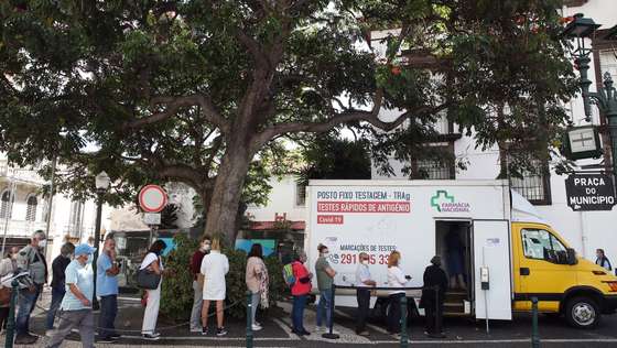 Pessoas aguardam junto a um dos vários centros de testes à covid-19 instalados na cidade do Funchal