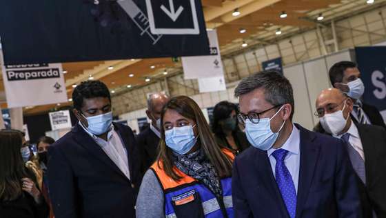 O presidente da Câmara de Lisboa, Carlos Moedas, durante a visita ao novo Centro de Vacinação da capital, em Lisboa,30 de novembro de 2021. Segundo a autarquia, “a necessidade de reforçar a capacidade de vacinação na cidade de Lisboa impôs mudanças ao processo, motivando a decisão de abrir um grande centro no Pavilhão 4 da Feira Internacional de Lisboa (Parque das Nações), com 60 postos e uma capacidade para realizar até 9 mil inoculações contra a covid-19 ou gripe por dia”. ANTÓNIO COTRIM/LUSA
