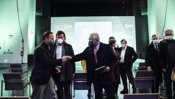 O secretário-geral do Partido Socialista (PS), António Costa (C), cumprimenta o ex-presidente da Câmara Municipal de Lisboa, Fernando Medina (E), após a apresentação das linhas gerais do programa eleitoral, no qual constam as principais propostas com que o partido se apresenta às eleições legislativas, num teatro do Parque Mayer, em Lisboa, 03 de janeiro de 2022. TIAGO PETINGA/LUSA