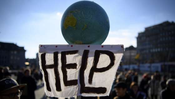 Globo com a palavra "HELP" ("AJUDA") segurado durante uma manifestação pelo clima