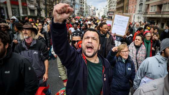 Manifestantes protestam durante uma ação organizada pelo movimento "Vida Justa - Basta de aumento dos Preços", composto por moradores de bairros, pessoas de movimentos sociais e outros cidadãos, com partida do Marquês de Pombal em direção à Assembleia da República, em Lisboa, 25 de fevereiro de 2023. MIGUEL A. LOPES/LUSA