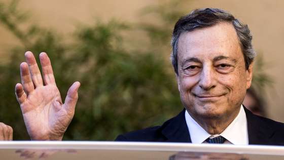 epa10072815 Italian Prime Minister Mario Draghi arrives to pay his respects to late Italian journalist Eugenio Scalfari as the coffin lies in state at the City Hall in Rome, Italy, 15 July 2022. Scalfari, who died on 14 July at the age of 98, founded two of Italy's most important news publications, daily newspaper La Repubblica and investigative journalism weekly 'L'Espresso'.  EPA/ANGELO CARCONI