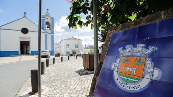 Centro de São Teotónio, que se encontra em cerca sanitária devido à elevada incidência de casos de covd-19, Odemira, 30 de abril de 2021. O concelho alentejano de Odemira também integra o grupo de municípios que não avançam para a última fase do desconfinamento, tendo o executivo decretado uma cerca sanitária às freguesias de São Teotónio e de Almograve, devido à elevada incidência de casos de covid-19, sobretudo em trabalhadores do setor agrícola. LUÍS FORRA/LUSA