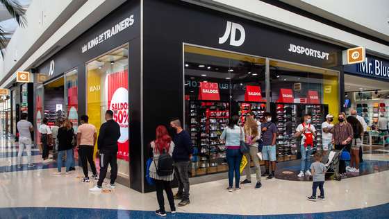 Pessoas fazem fila para entrar numa das lojas do Centro Comercial UBBO, no dia que marca o início da terceira fase de desconfinamento em Portugal, na Amadora, 19 de abril de 2021. Portugal inicia hoje a terceira fase do desconfinamento com a reabertura de mais escolas, lojas, restaurantes e cafés, um levantamento de restrições que não é acompanhado nos 10 concelhos onde a incidência da covid-19 é maior. JOSÉ SENA GOULÃO/LUSA