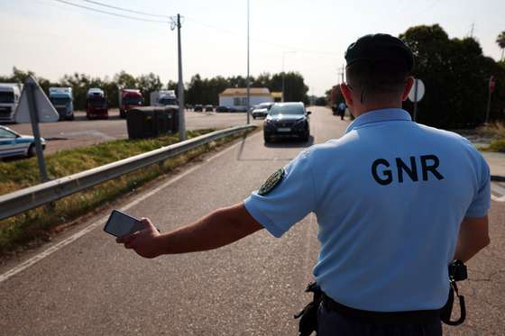 Militares da Guarda Nacional Republicana (GNR) dedicados ao controlo de fronteiras , procedem à  identificação seletiva de condutores de ligeiros à entrada para Portugal na fronteira do Caia (Elvas). Estas ações iniciaram às 00.00 de hoje nos 21 pontos de passagem autorizados na fronteira terrestre nacional, devido às Jornadas Mundiais da Juventude, que decorrerão no início do mês de agosto. Elvas, 22 de julho de 2023. NUNO VEIGA/LUSA